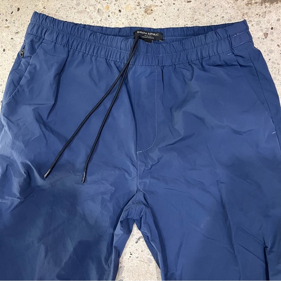Banana Republic Slim Water-Repellant Jogger Mens US S Niagara Navy - Picture 5 of 6